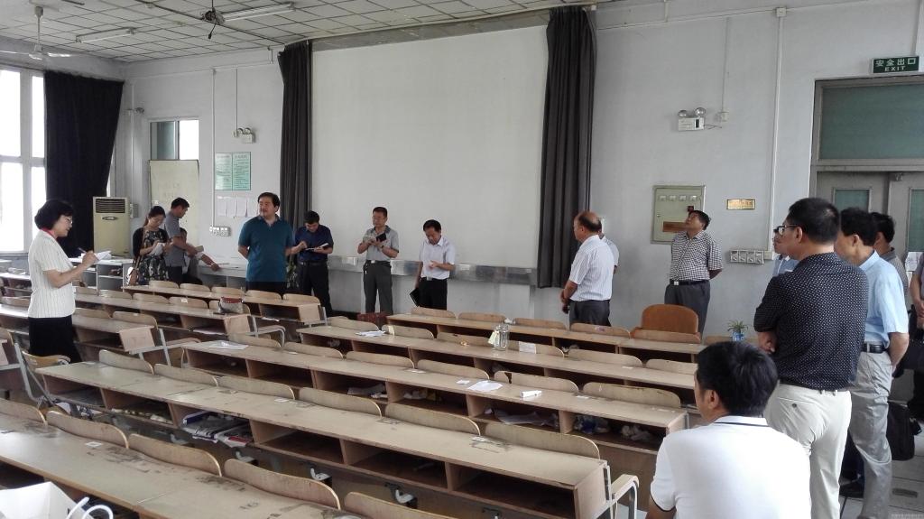 在图书馆召开现场办公会